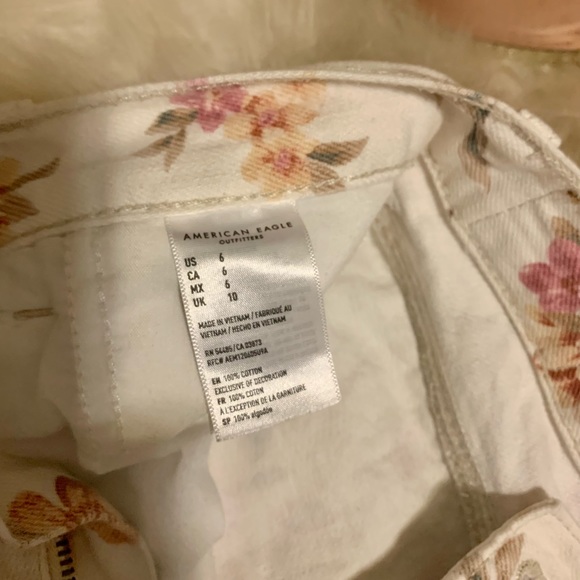 American Eagle Jean Shorts Size: 6 - Picture 4 of 5